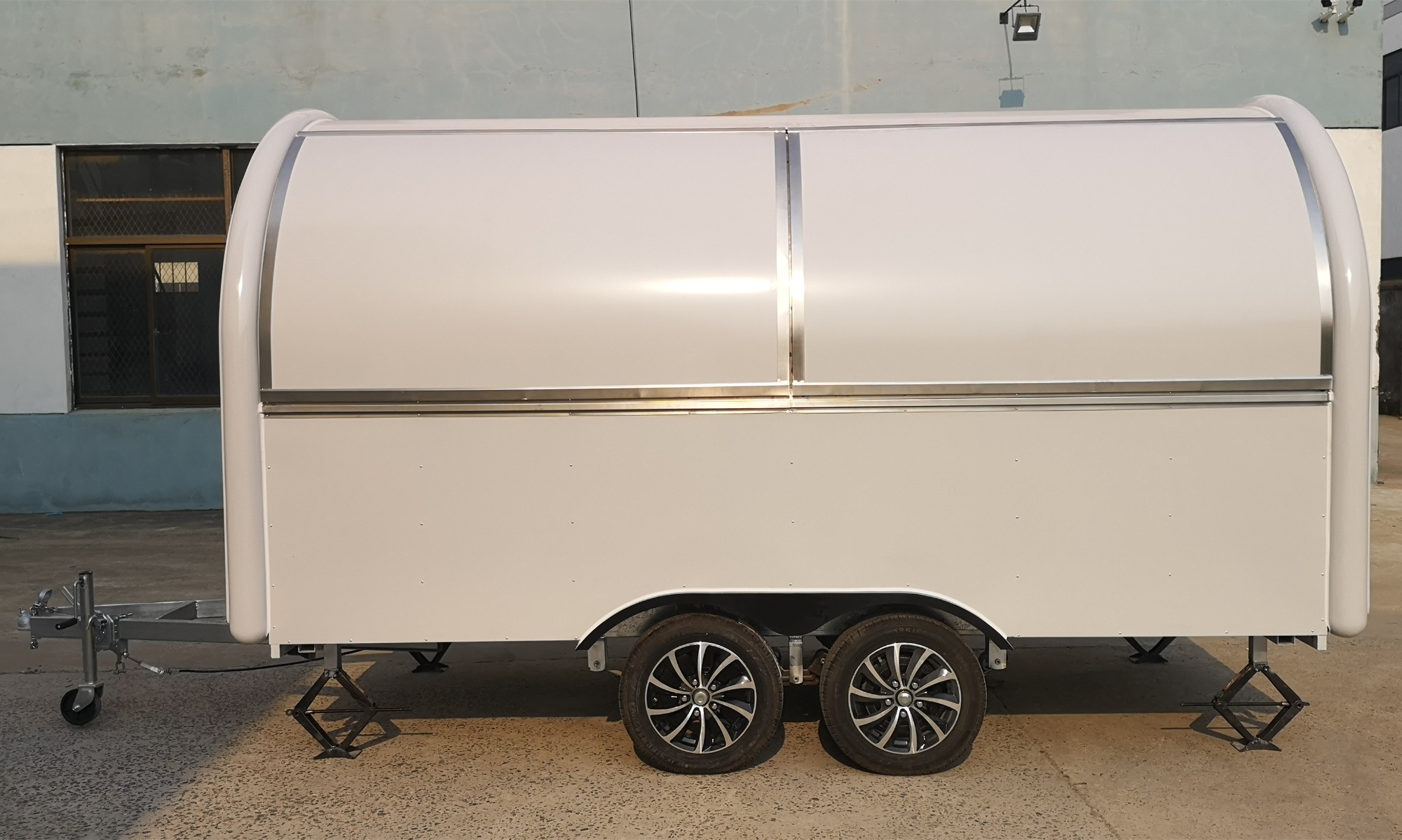 Custom madeFood Trailer Catering Food Truck Install the brake system